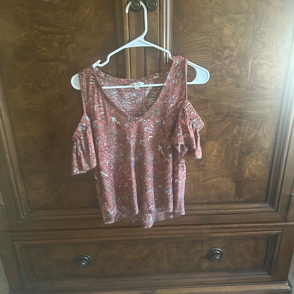 Cold shoulder top. - Picture 3 of 3